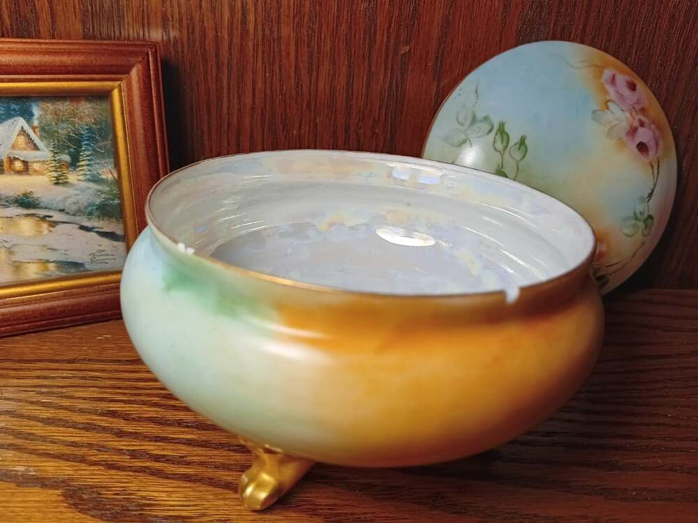 Antique Bavarian Floral Porcelain Trinket Box Powder Dish Gold Foot Hand Painted - Picture 3 of 6